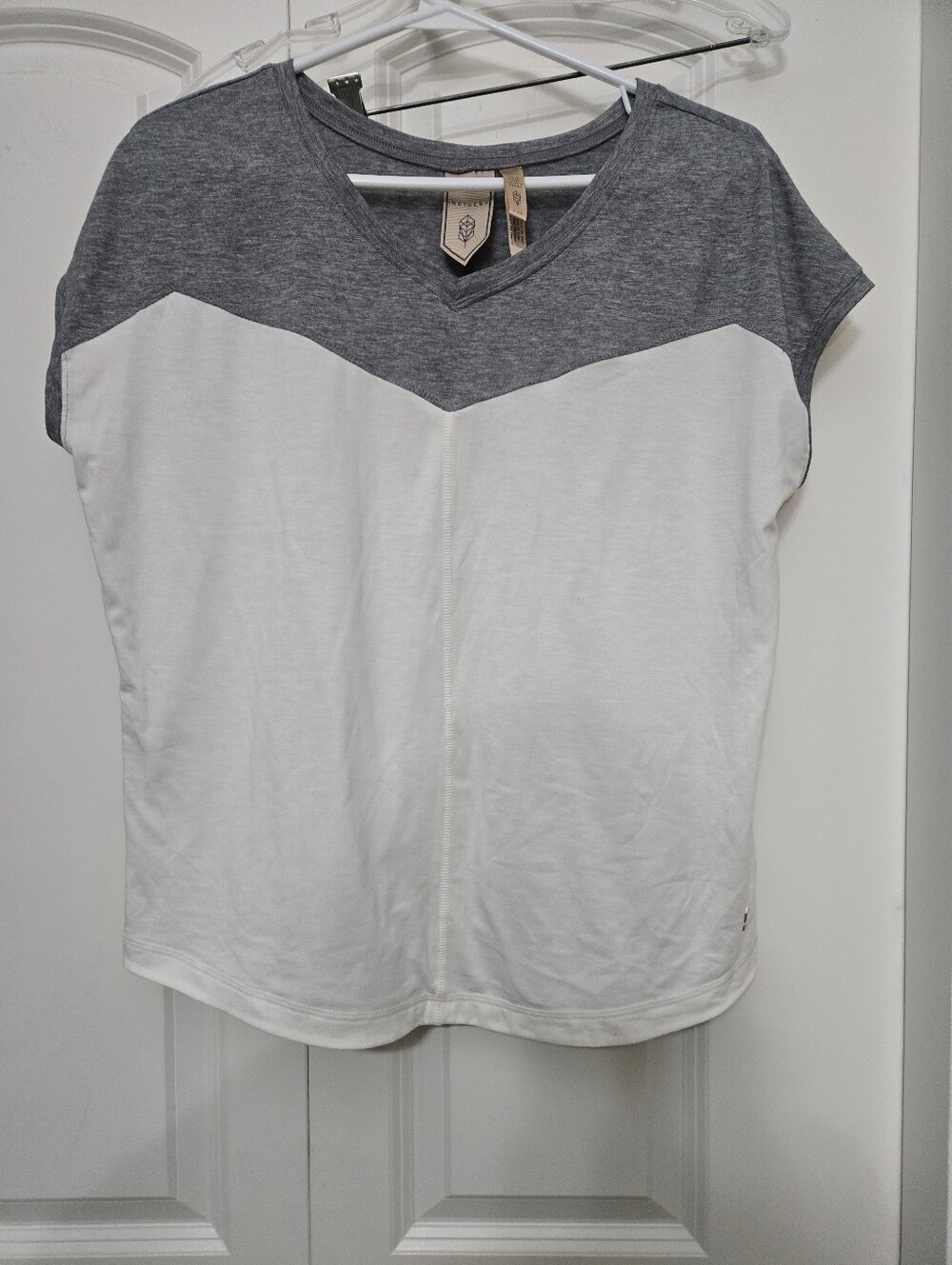 Indygena Gray and White V‑Neck Colorblock Women's Top